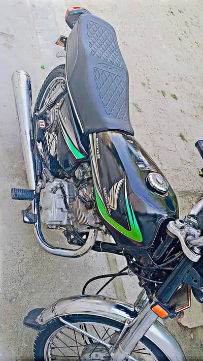 Honda 125 Black color conditione Bohat axchi hay genuine Saman Laga
