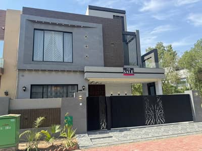 10 MARLA BEAUTIFUL HOUSE FOR SALE AT PRIME LOCATION OF BAHRIA TOWN