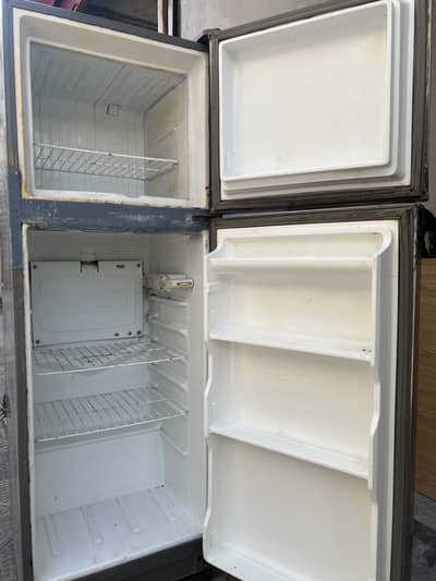 Refrigerator used 7 years total genuine comperesor body condition 7/10