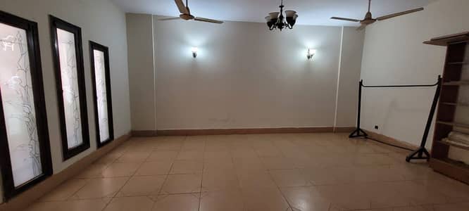 Ground Floor apartment - 1700 SqFt 3 bedroom D/D
