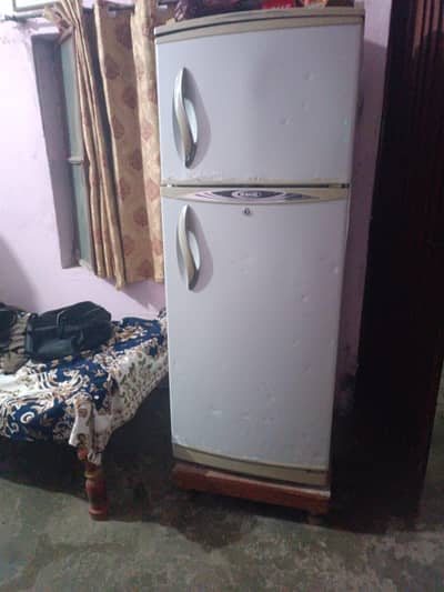 This is used butt good refrigerator with stand without steplizer