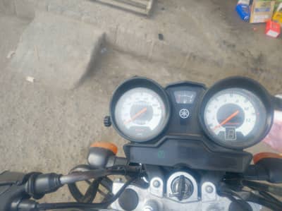 YAMAHA YB125Z black color 10/10