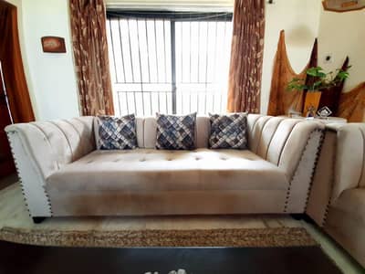 5 seater tufted sofa + center table in mint  condition