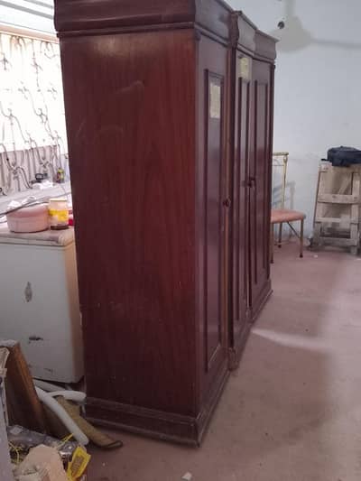 I'm selling this wordrobes ,full I'm size with good wood .