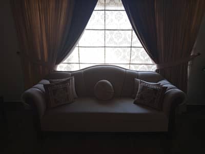 10 seater sofa skiny,beidge colour Almost New