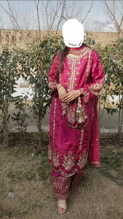 Elegant Women’s Silk Ready-to-Wear Outfit – Gently Used