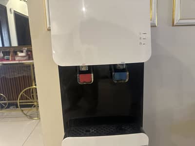 Water dispenser pel