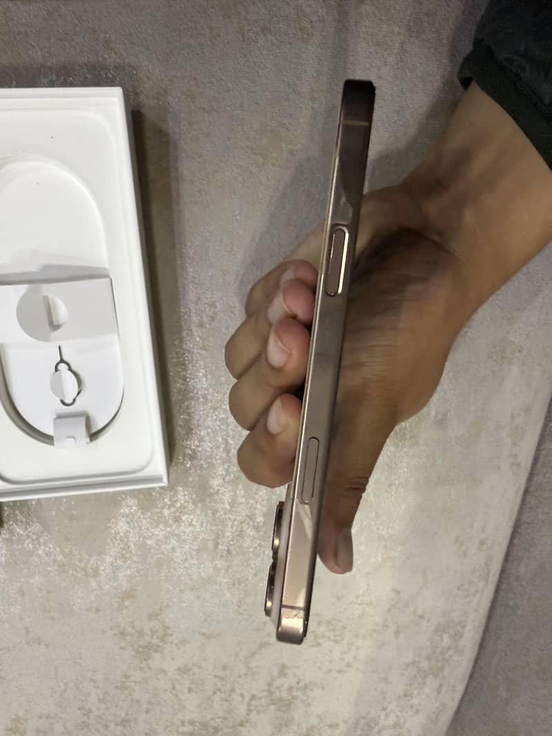 Iphone 16 pro max desert titnum 3