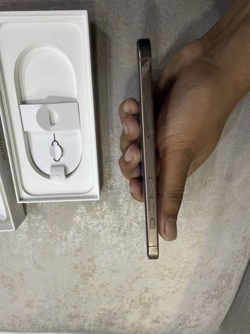 Iphone 16 pro max desert titnum 4