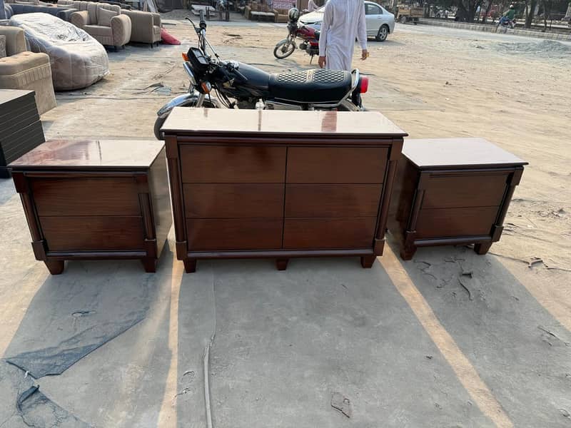 Bed +sidetable+dressing 0