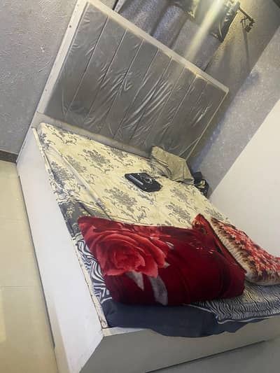 wood bed double bed high back outclasa quality only 7 to 8 months used