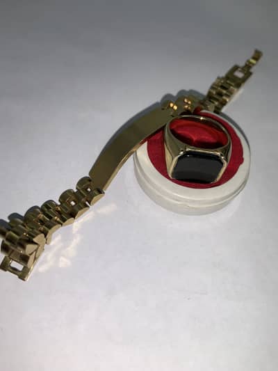 A ring with a bracelate