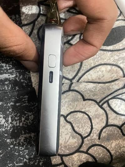 CALIBURN G4 Pro Pod Vape Silver 10/10 2 coils 6 days used Full Box