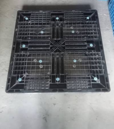 Hamare Yahan Plastic ke Pallet heavy duty Or Lakri ke pallet Dastiab h