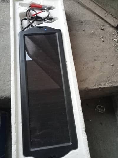 solar panel bahir ka hai yeah car ki battery charge karta hai