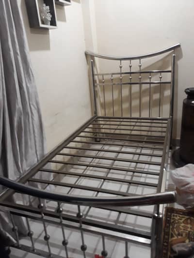 19 gauge  metal bed  new condition  rust proof