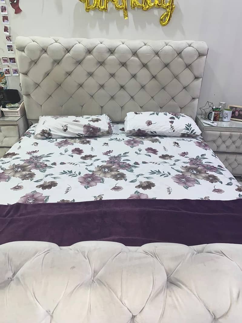 Queen size bed 2