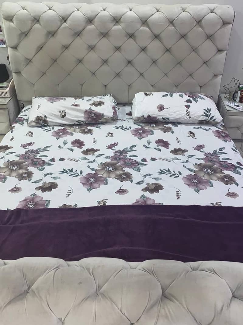 Queen size bed 3