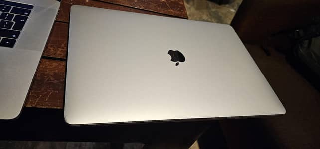 Macbook pro 2017 i7 15inch  (16GB Ram 512 GB,4GB Graphics Card]