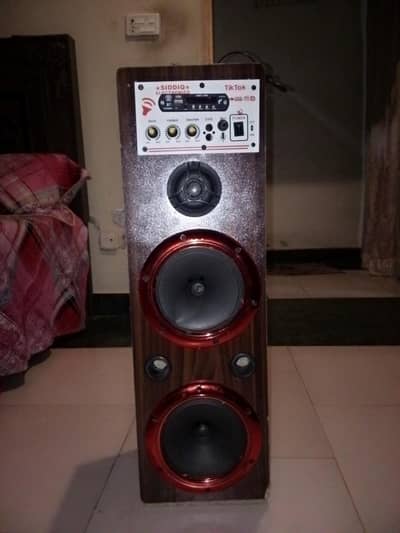 Bluetooth speaker for sale Only one time use kia hn bht acha sound ha