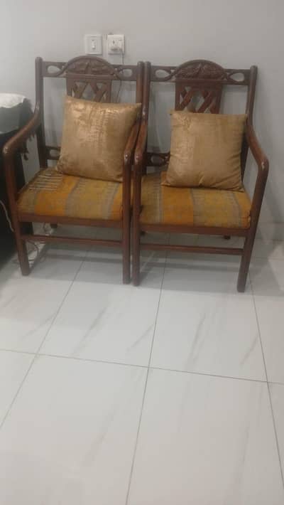 2 bed room chair is for sale