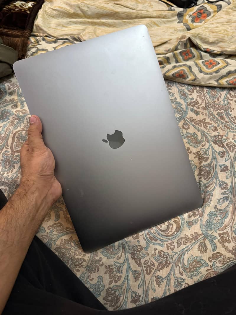 Macbook Pro 17 - Panel needs replacement 0