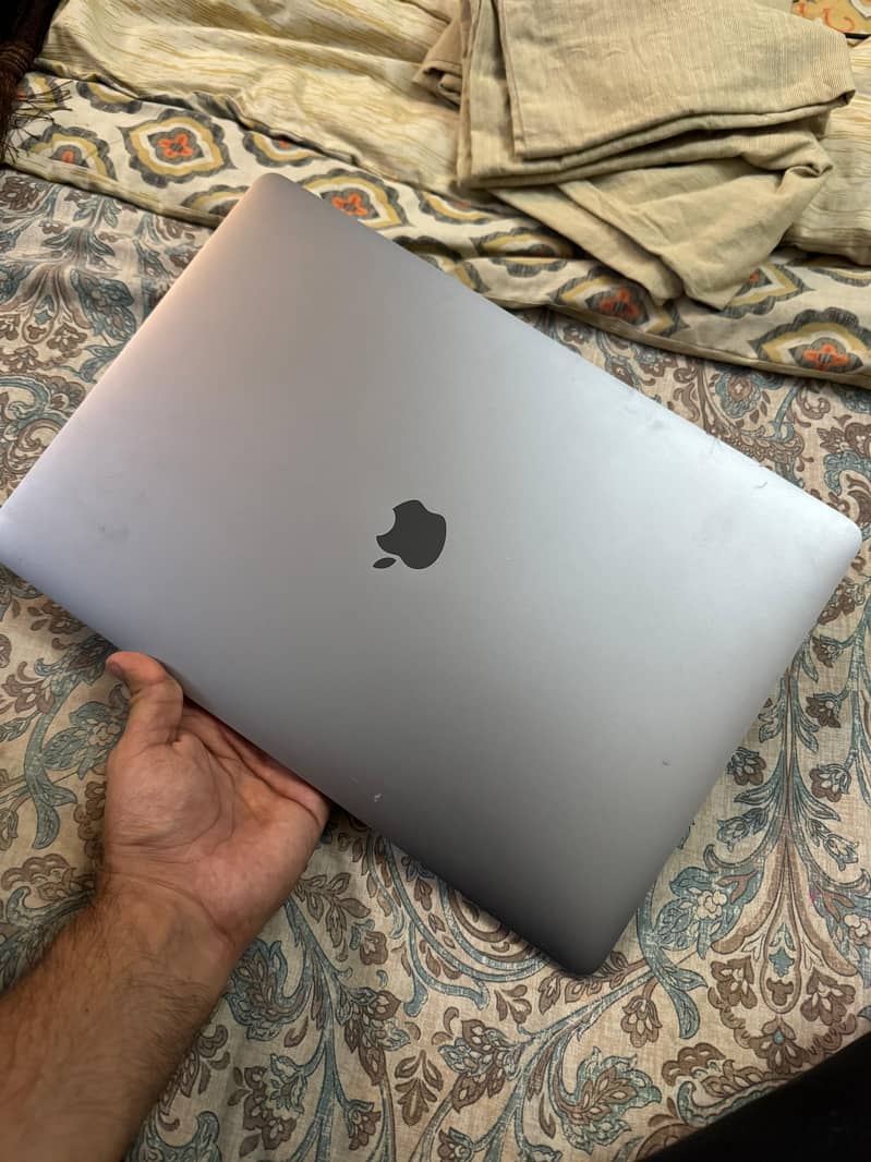 Macbook Pro 17 - Panel needs replacement 2