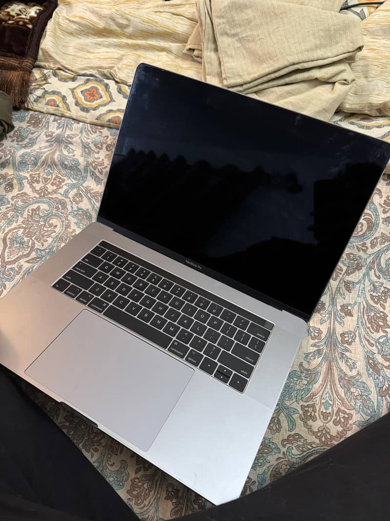 Macbook Pro 17 - Panel needs replacement 3