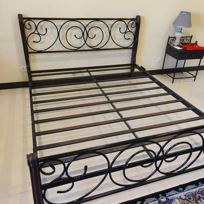 only double bed with side table