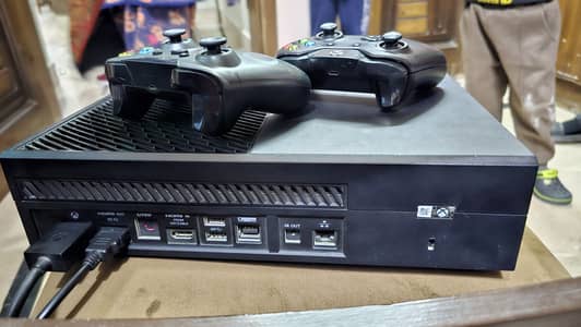Xbox one 1TB with 2 controllers