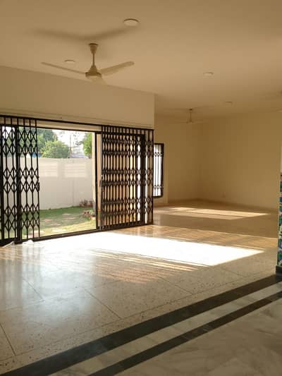 300 yards Ground portion 1 Bed 1 driving room lounge in darkhsha villa phase 6 . . . zeshan. . . 0325 9048504