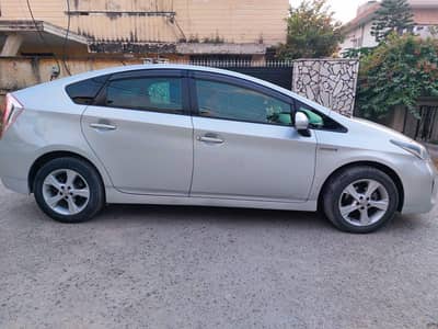 toyota prius neat and clean home use car low mileage
