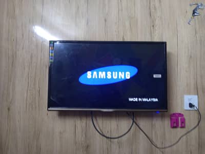 32 inch led r line on pannel and small black dot