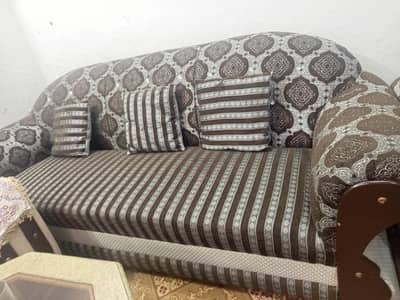 3.2. 1 seter achi lakri h or neet and clean sofa