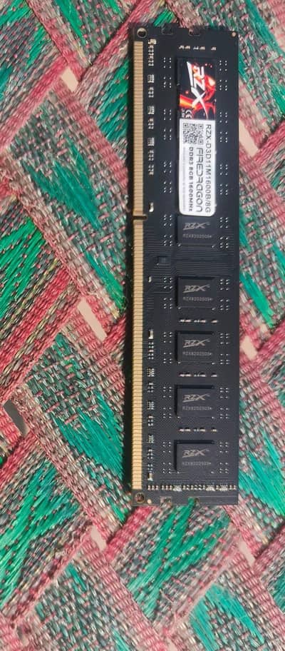 8 gb Ram stick Ddr3 , 1600 Mhz with and without heatsink.