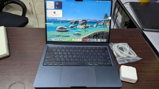 MacBook Air M2 2022 13.3" 8/256 gb with original charger