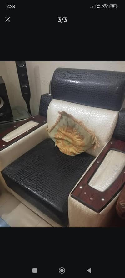 5 seater sofa set. . . 3 1 1 seater sofa set. .  slightly used. . .