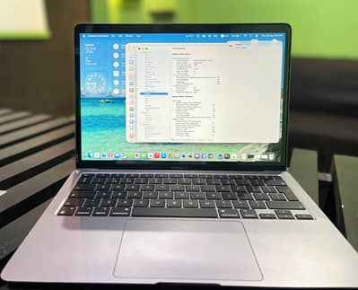 Macbook Air M1 chip with box and charger 10/10 condition