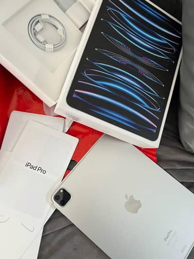 iPad Pro 11” 3rd Gen 128GB WiFi + Cellular – Crack on Screen, Touch OK