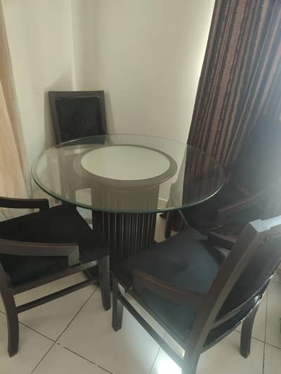 4 seater round dinning table and chairs