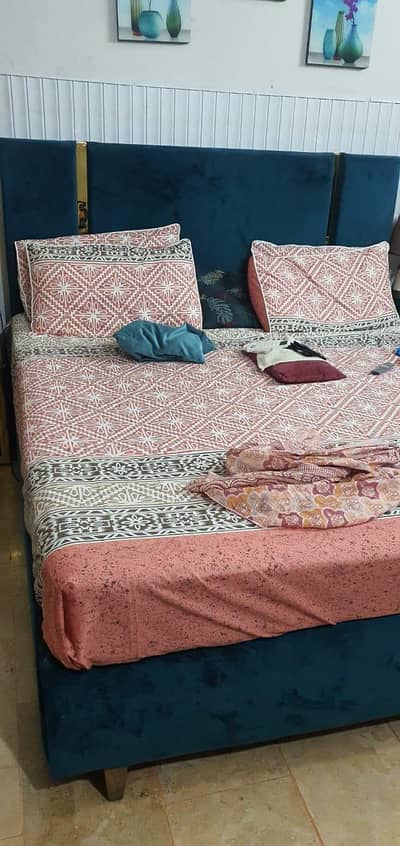Conplete bed set with side tables and dressing