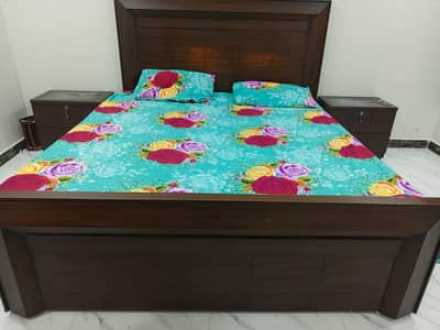 King Size Wooden Bed with Side Tables – Excellent Condition