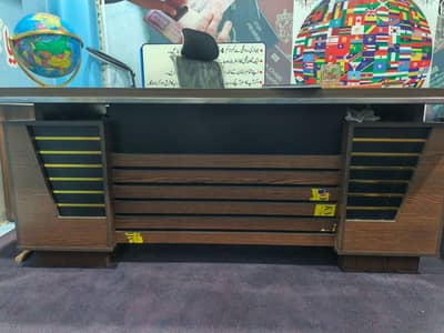 3*6 with side table 10/10 like new aik kharash b nahi hy