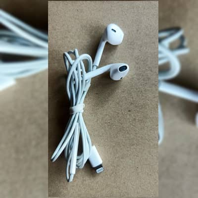 iphone handfree 100% original 9.5/10 condition written gurrenty