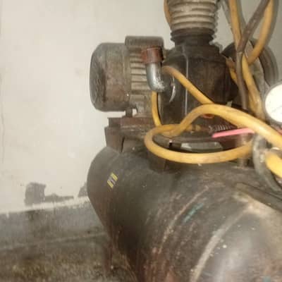 200Pound Ka Air Compresser Hai.