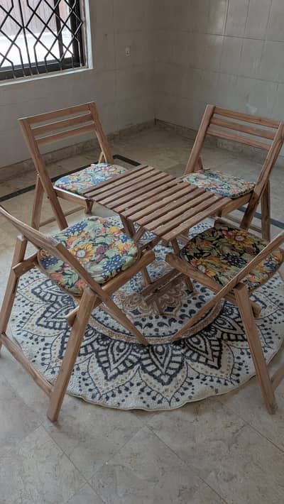 dining set 4 chairs good condition brand new