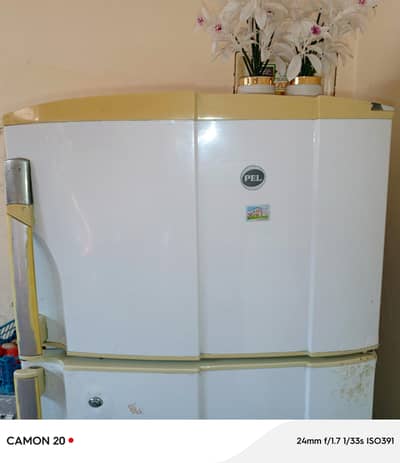Spacious White Refrigerator – Excellent Condition & Reliable