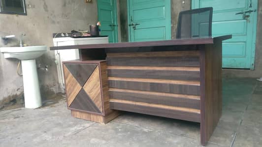 executive office table +  chair ( excellent condition)