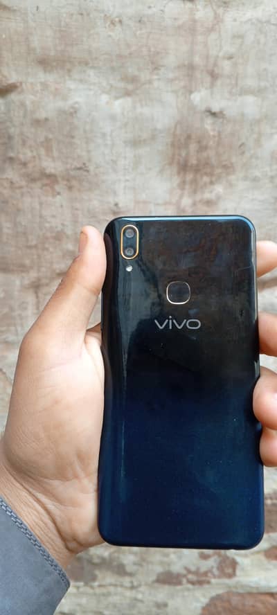Vivo y85 For sale jis bhai ko chahiye wo iss nmbr py rabta kr sakta ha