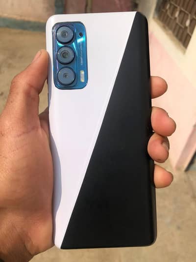 Motorola edge 2021 9/10 condition all ok thodi si said roff hai 6/128